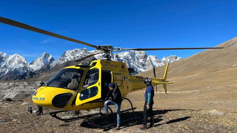 Kathmandu: Everest Helicopter Tour with Landing & Breakfast - What this Everest flight really gives you