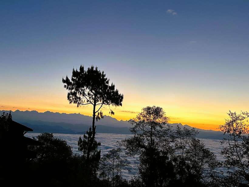 Kathmandu: Nagarkot Sunrise & Hiking to Changunarayan - The walk through forest and farmland