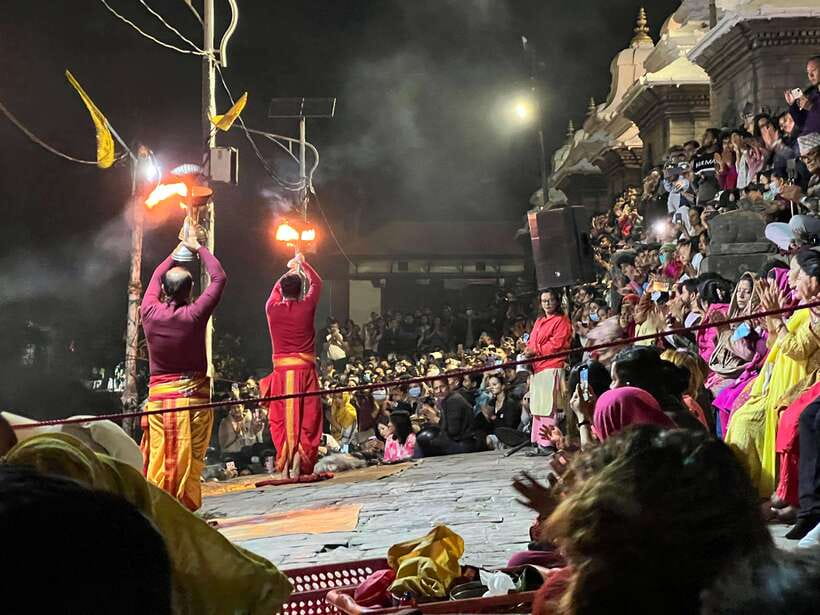 Kathmandu: Pashupatinath Evening Aarati Tour Private/Group - Free time before the lamps are raised