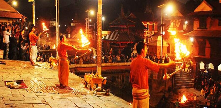 Kathmandu: Pashupatinath Temple Evening Aarati Tour - Reaching Pashupatinath before the lamps are raised