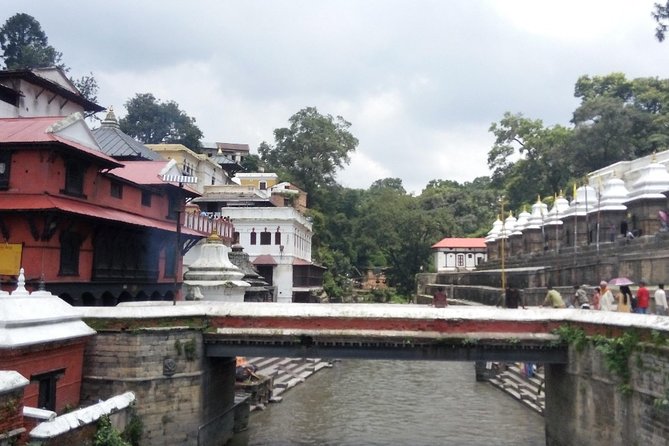 Kathmandu Spiritual Sites: Bodhnath & Pashupatinath Tour - What the guide adds to the visit