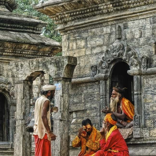 Katmandu: Pashupatinath Open Cremation & Evening Aarati - Finding a place for the 6:00 PM Aarati